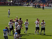 [1] Die U17-Europameister 2009 feiern sich auf ihrer Ehrenrunde