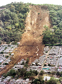 [1] durch ein Erdbeben in El Salvador im Januar 2001 ausgelöster Erdrutsch;
Aufnahme vom USGS