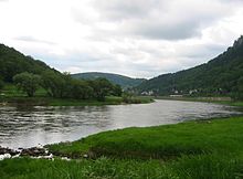 [1] Landschaft mit Fluss im Mittelgebirge