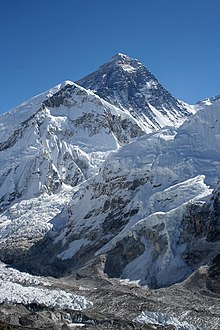 [1] Die Höhe des Mount Everest beträgt 8.848 m.