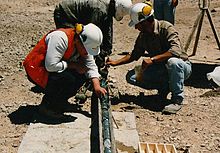 [1] Geologen bei der Begutachtung eines Bohrkerns