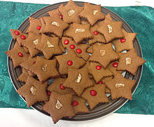 [2] verschieden geformte Weihnachtsbäckereien