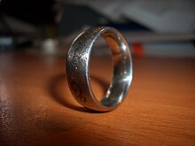 [1] ein Ring, den man am Finger tragen kann