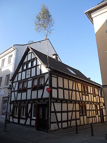 [1] Maibaum (Birke) an einem Fachwerkhaus in Königswinter