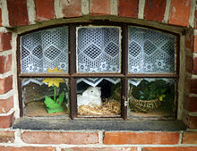 [4] Fenster mit einem gusseisernen Rahmen