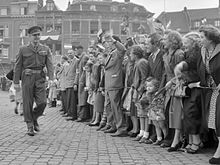 [1] der Schauspieler Clark Gable mit Komparsen bei Dreharbeiten zum Film „Verraten“ (1954)