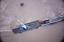[1] Ein Helikopter rettet Menschen in einer Flutkatastrophe.