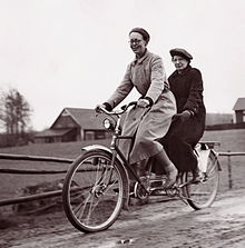 [1] Zwei Frauen auf einem Drahtesel (Tandem)