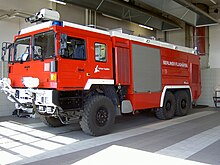 [1] Flugfeldlöschfahrzeug (FLF Buffalo) der Berliner Flughäfenfeuerwehr mit montiertem Wasserwerfer über der Fahrerkabine