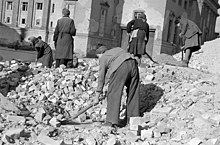 [1b] Berliner Trümmerfrauen, die Klamotten beiseite räumen