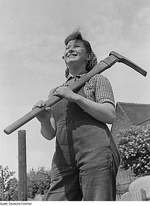 [1] junge Frau mit Flachhacke, 1951