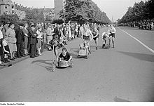 [1] Wettkampf auf Rollern mit Seitenwagen