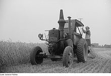 [1] Traktor (Lanz Bulldog) bei der Getreideernte 1952