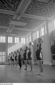 [1] Sportlerinnen während einer Übung mit einem Medizinball