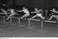 [1] sechs Sportlerinnen beim Überwinden je einer Hürde