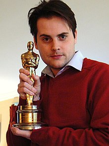 [1] jemand mit einem Oscar in der Hand