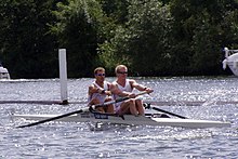 [2] In der Bootsklasse Zweier ohne Steuermann wird mit Riemen gerudert (jeder der beiden Ruderer hat nur einen (!) Riemen und nicht zwei Skulls in den Händen).