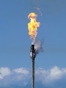 [4] eine Fackel der Preemraff Ölraffinerie in Lysekil, Schweden;
Aufnahme von W.carter am 25. Juni 2018
