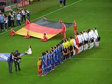 [1] Die griechische (blau) und die deutsche (weiß) Fußball-Nationalmannschaft