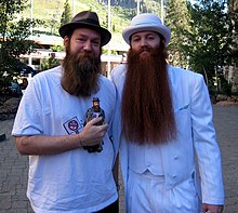 [5] zwei Männer mit Matratzen