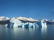 [1] Wasser in zwei Aggregatzuständen: fest (Eisberg) und flüssig (Meer)