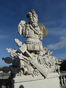 [3] Steinerne Armaturen als „Trophäen“ an der Gloriette im Park von Schloss Schönbrunn in Wien