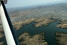 [1] Blick aus der Vogelperspektive auf den Goreangab-Damm im Nordwesten von Windhoek, Namibia;
Aufnahme von Hanspeter Baumeler am 28. September 2017