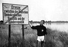 [1] ehemaliges Grenzgebiet mit Hinweisschild bei Lübeck bei bestehender Grenze im Jahre 1959