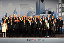 [1] Bei einem Gipfeltreffen vieler Staatschefs wird zum Abschluss meist ein Gruppenphoto gemacht.