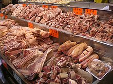 [2] verschiedene Sorten Fleisch zum Verkauf verarbeitet