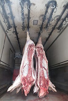 [1] Schweinefleisch in Hälften