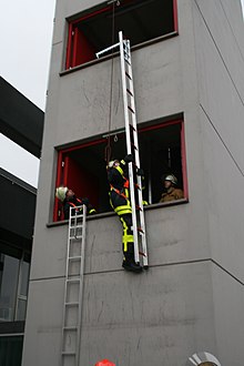 [1, 6] bei einem [1] Einsatz der Feuerwehr ist die Hakenleiter im [6] Einsatz