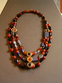 [1] antike Halskette aus Karneol, Lapislazuli, Obsidian, Onix und Gold