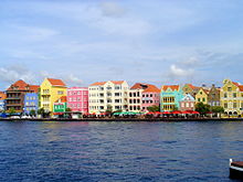 [1] Blick vom Meer auf Curaçao bei Willemstad