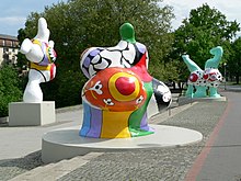 [2] Plastiken der französischen Künstlerin Niki de Saint Phalle in Hannover