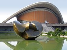 [1] Skulptur von Henry Moore mit glatten Formen vor der Berliner Kongresshalle mit geschwungener Dachform