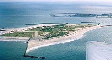 [1] Blick aus einem Flugzeug auf die Düne, mit Südhafen der Hauptinsel Helgoland im Hintergrund;
undatierte unretuschierte Originalaufnahme von Benutzer Pegasus2