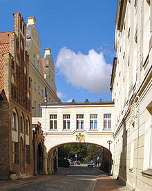 [1] die kurze Rostocker Gasse „Hinter dem Rathaus“