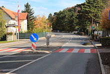 [1] ein österreichischer Zebrastreifen in der Hinterbrühl;
Aufnahme von Benutzer Karl Gruber aus dem Oktober 2013