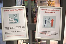 [2] Hinweise vor einer Apotheke, wie man sich im Laden zu verhalten hat