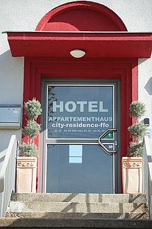 [1] Eingang zu einem kleinen Hotel