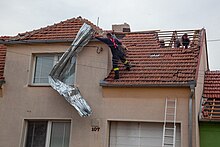 [1] durch einen Tornado im Juni 2021 beschädigtes Dach in Hrušky/Slowakei