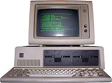 [1] Klassischer Desktop: Der Monitor steht auf dem PC-Gehäuse