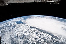 [1] Beim Blick aus dem Weltraum bekommt man eine Ahnung, wie dünn der Teil der Atmosphäre, in der sich unser Wetter abspielt, im Verhältnis zum Durchmesser der Erde ist.