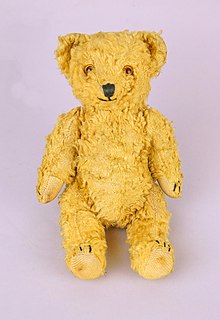 [1] ein im Belgrader Museum für Wissenschaft und Technik ausgestellter Teddybär;
Aufnahme von Miloš Jurišić am 22. Februar 2019