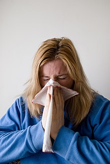 [1] Bei der Influenza hat man verschiedene Symptome, unter anderem läuft die Nase