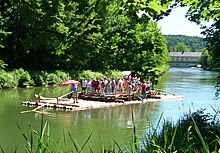 [1] Touristen auf einem Floß auf der Isar