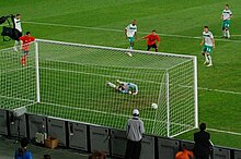 [2] Fußballtor mit Pfosten links und rechts und der Latte oben
