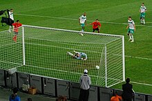 [2] Fußballtor mit Pfosten links und rechts und der Latte oben