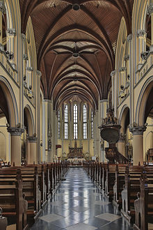 [5] ein Gang in einer Kirche